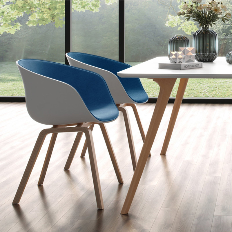 Lot de 4 chaises scandinaves très confortables avec coque en résine blanche revêtue d'un tissu moelleux bleu et des pieds bois