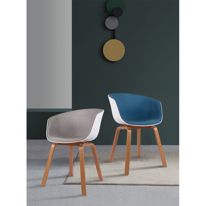 Lot de 4 chaises scandinaves très confortables avec coque en résine blanche revêtue d'un tissu moelleux bleu et des pieds bois