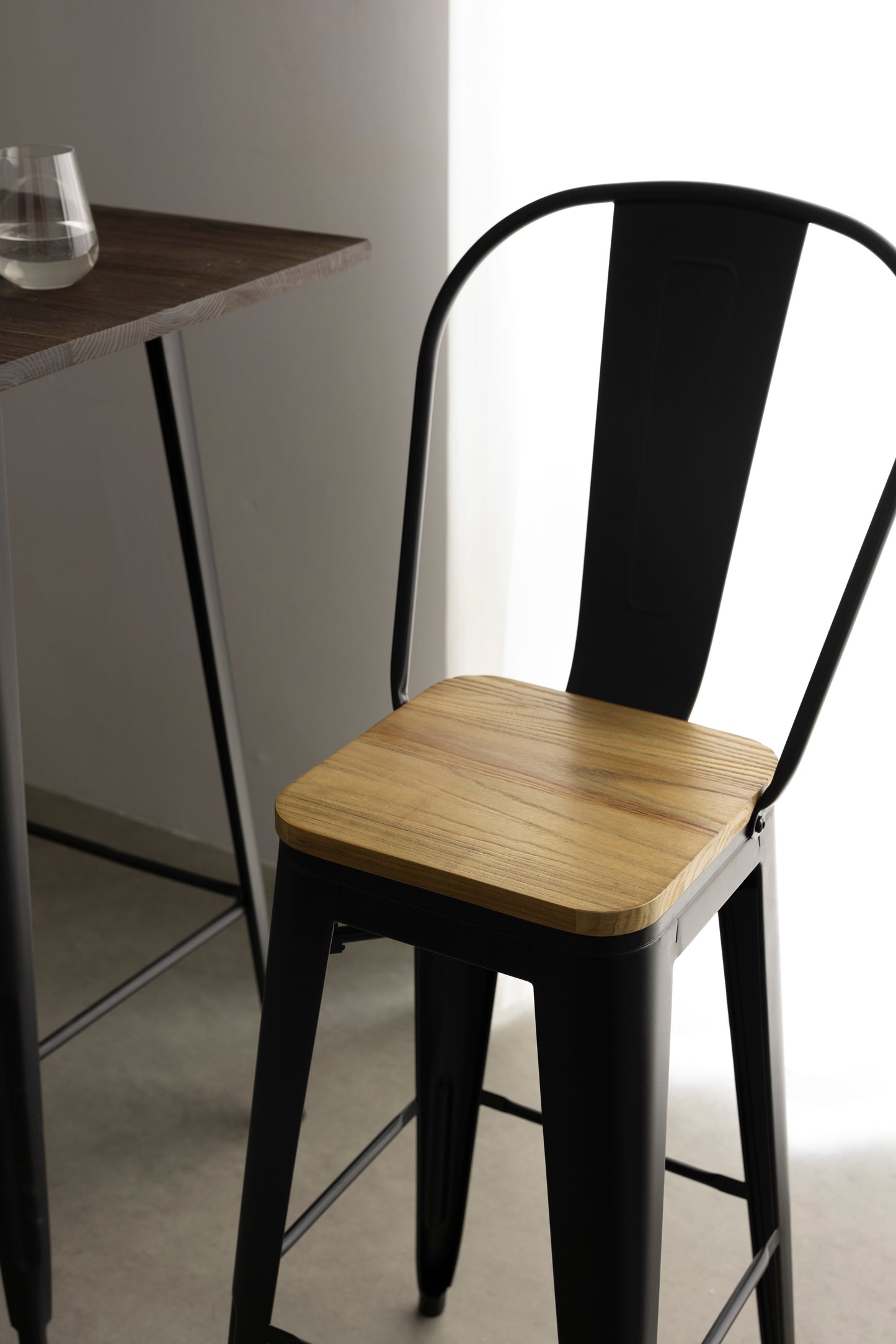 Tabouret de bar en métal noir mat style industriel avec dossier haut et assise en bois clair - Hauteur 66cm