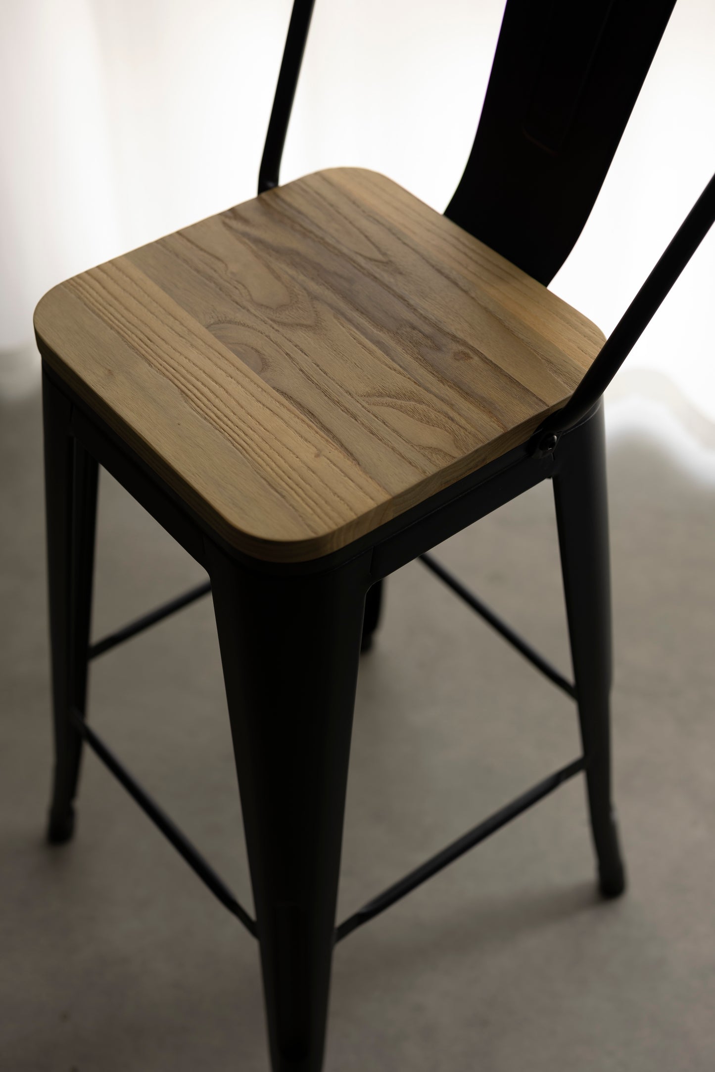 Tabouret de bar en métal noir mat style industriel avec dossier haut et assise en bois clair - Hauteur 66cm