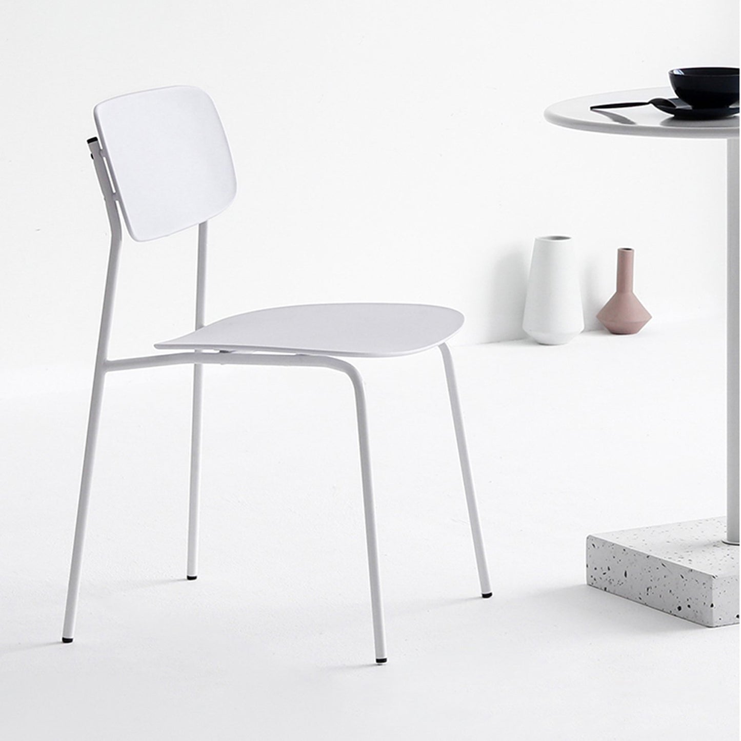 Chaise scandinave au design minimaliste coloris blanc