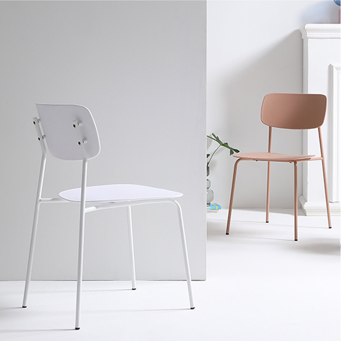 Lot de 4 chaises scandinaves au design minimaliste coloris blanc