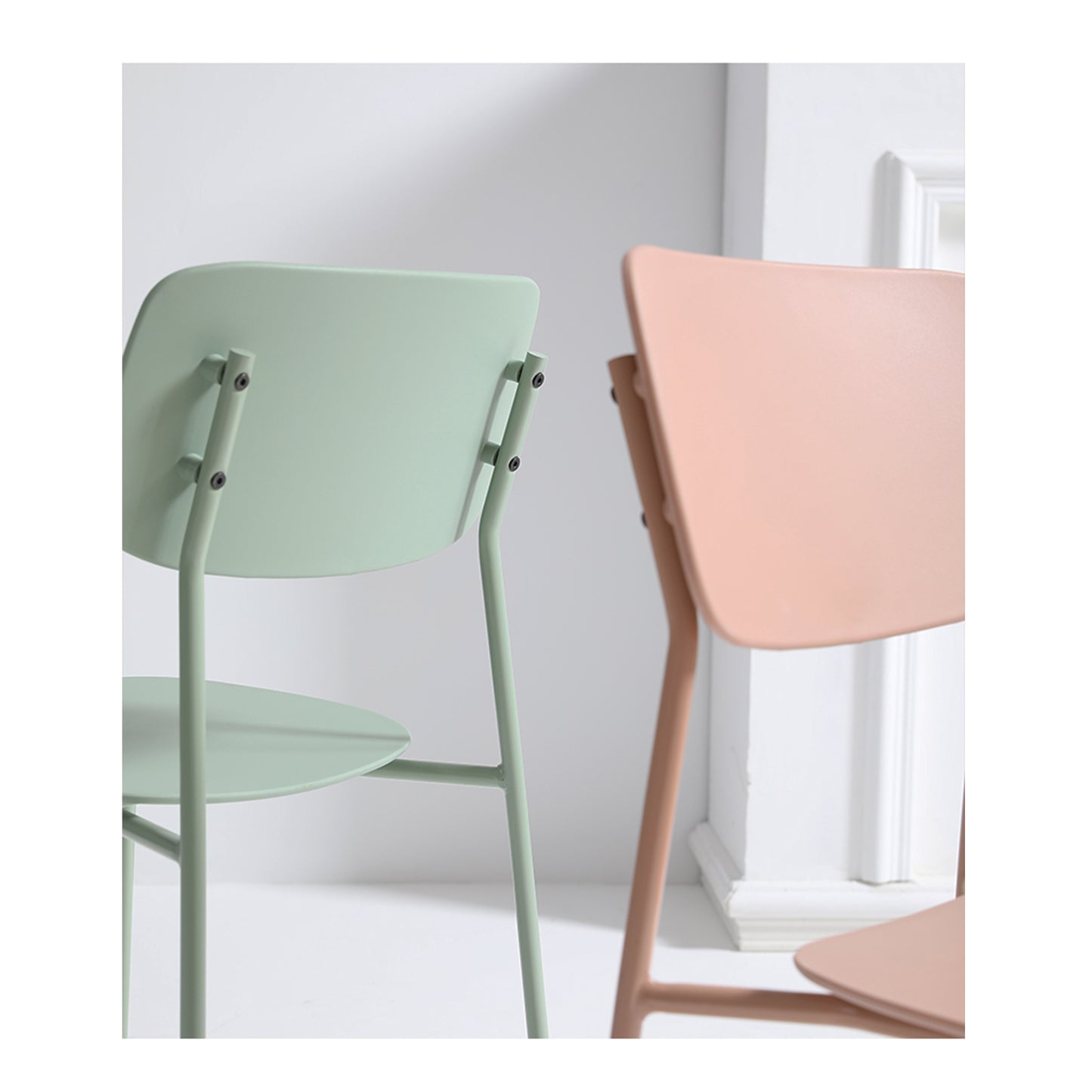 Lot de 4 chaises scandinaves au design minimaliste coloris vert très tendance