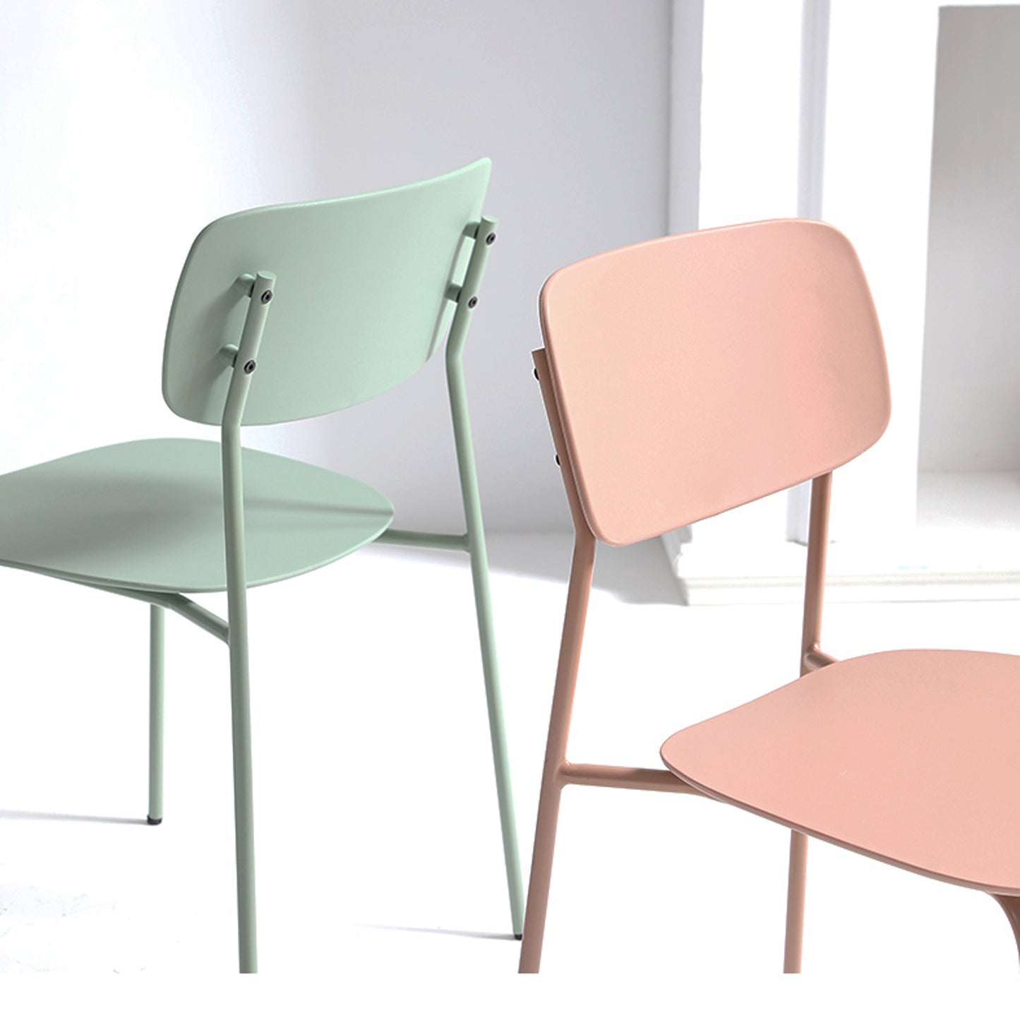 Lot de 4 chaises scandinaves au design minimaliste coloris vert très tendance