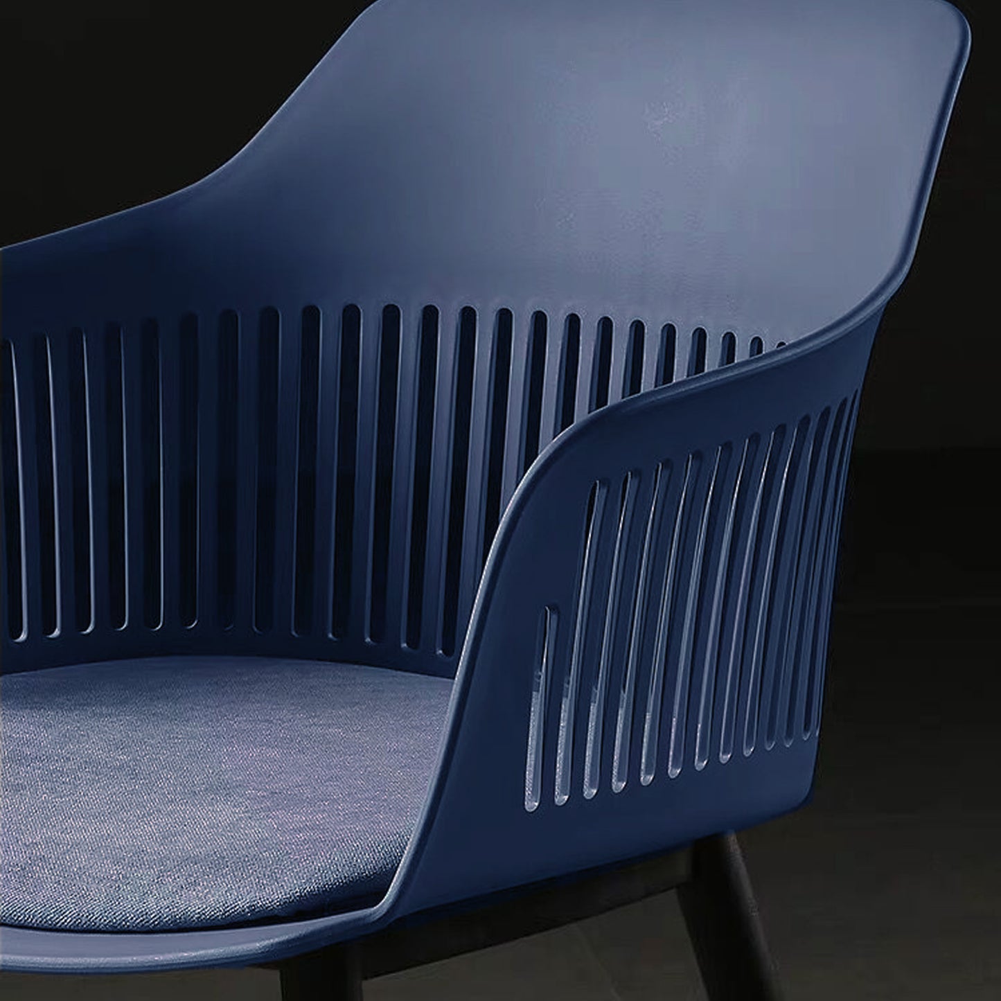 Lot de 4 chaises modernes en résine bleu et pieds design noirs