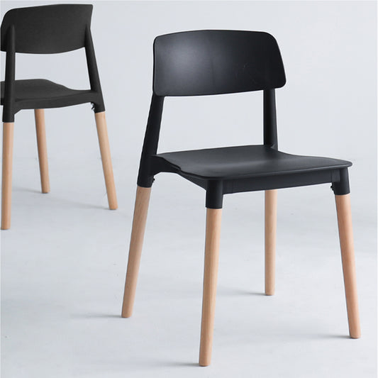 Chaise scandinave noire et pieds en bois naturel