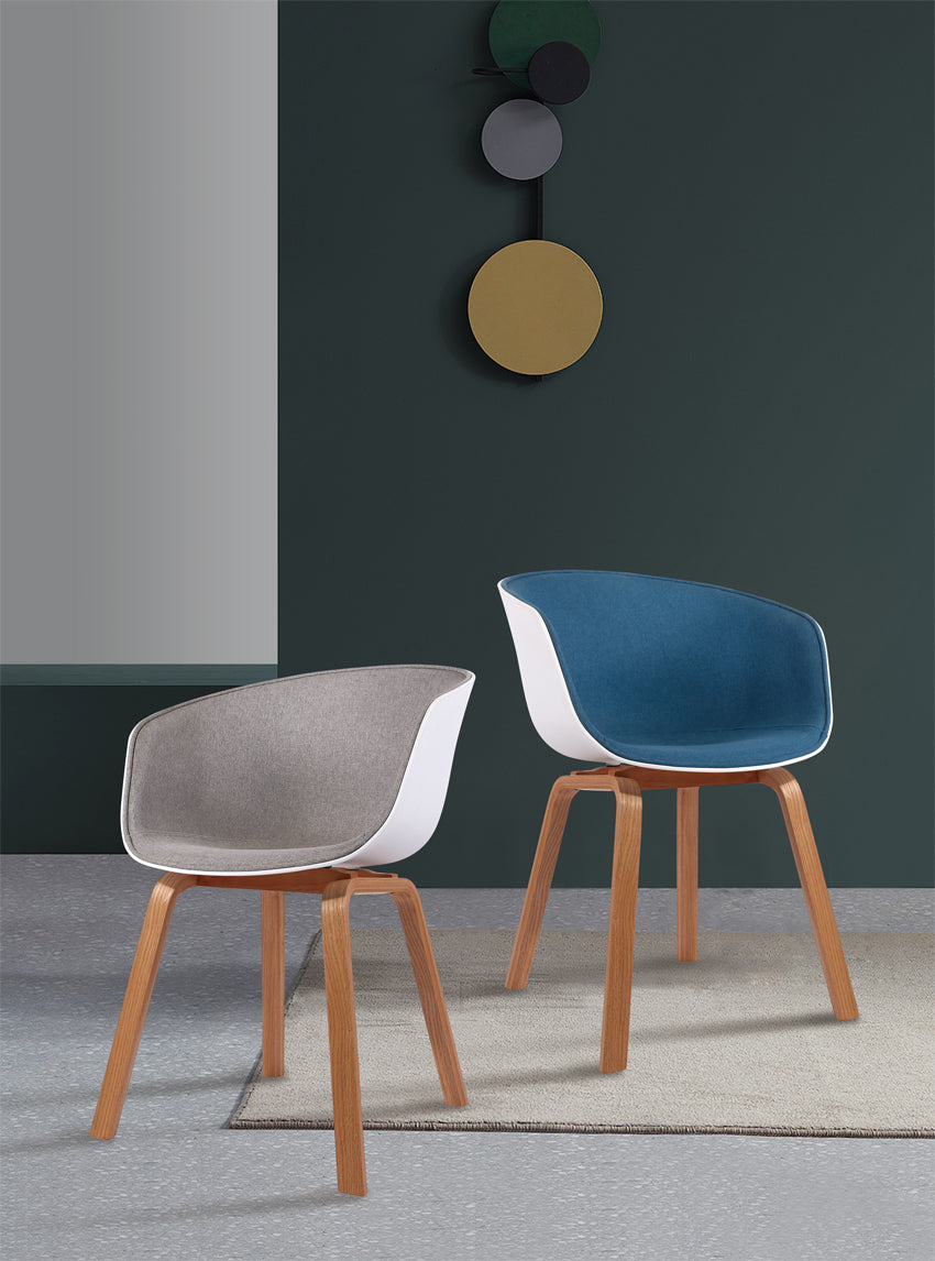 Lot de 4 chaises scandinaves très confortables avec coque en résine blanche revêtue d'un tissu moelleux gris et des pieds bois
