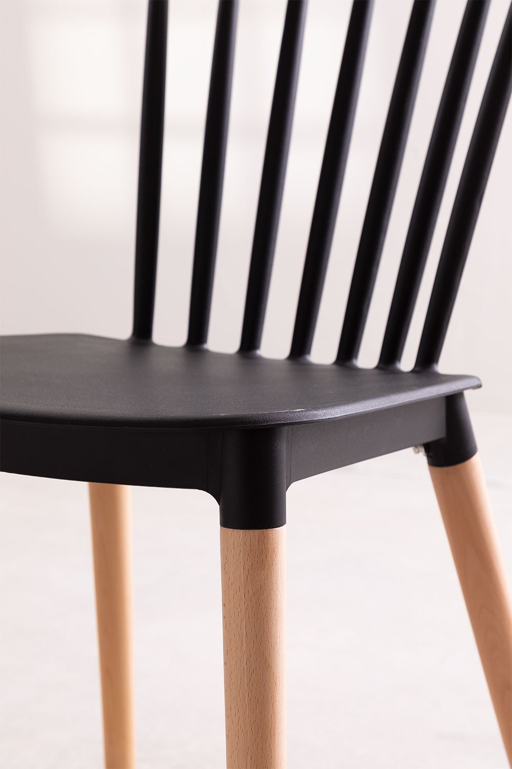 Chaise style scandinave à barreaux modèle POP - Coque en résine noire et pieds en bois naturel