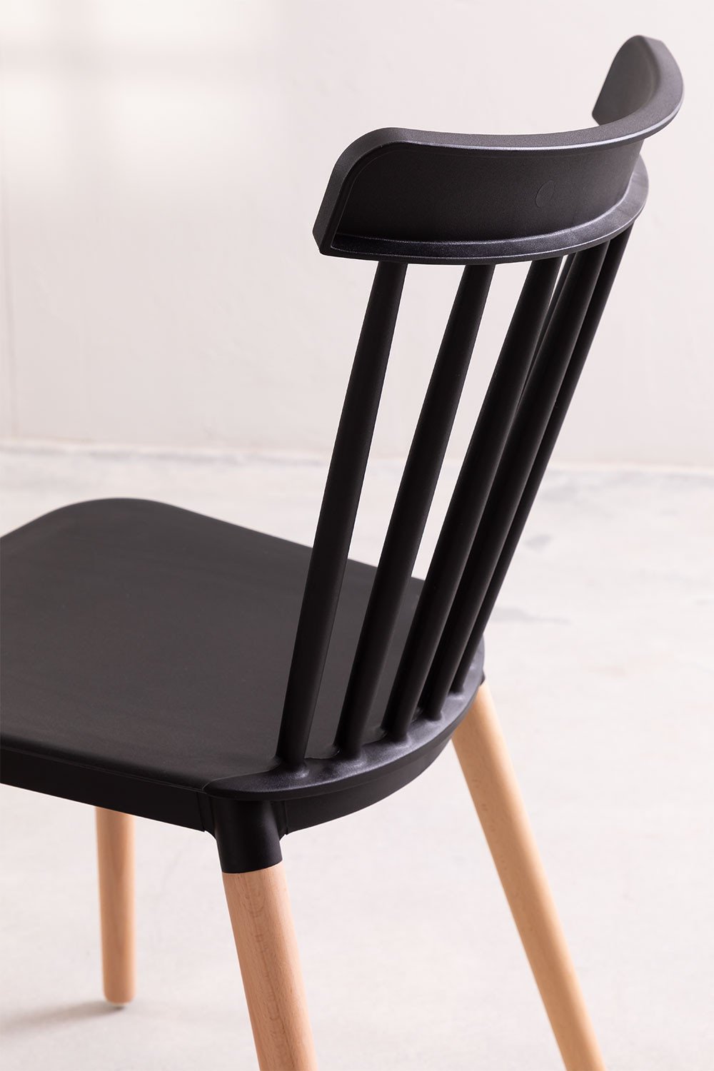 Lot de 4 chaises style scandinave à barreaux modèle POP - Coque en résine noire et pieds en bois naturel