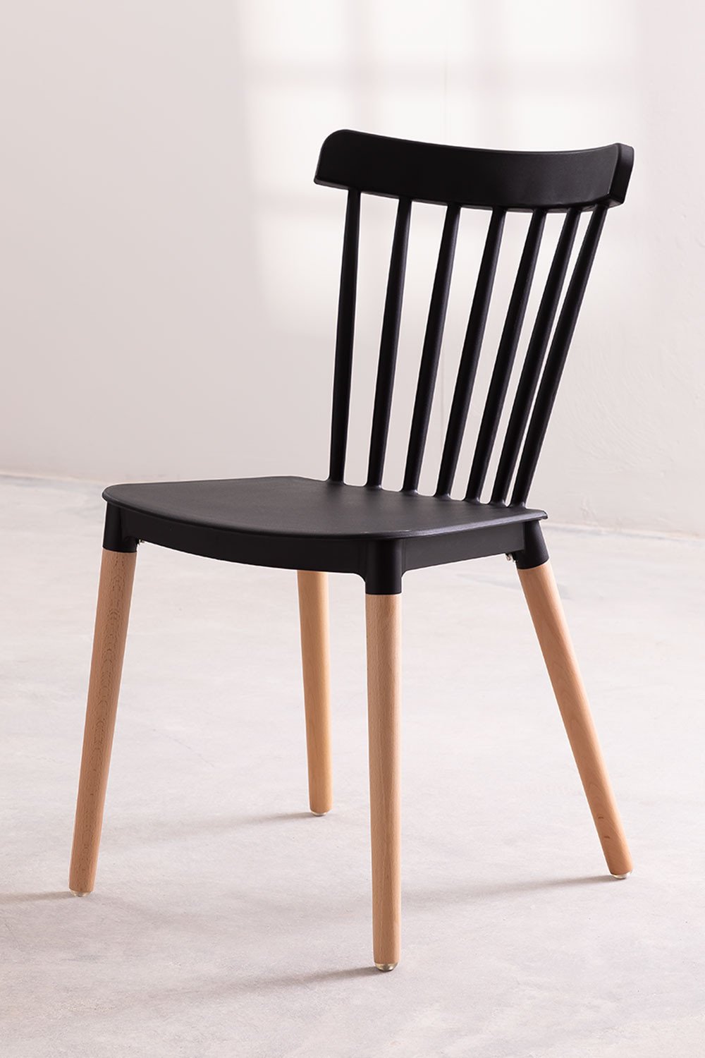 Chaise style scandinave à barreaux modèle POP - Coque en résine noire et pieds en bois naturel