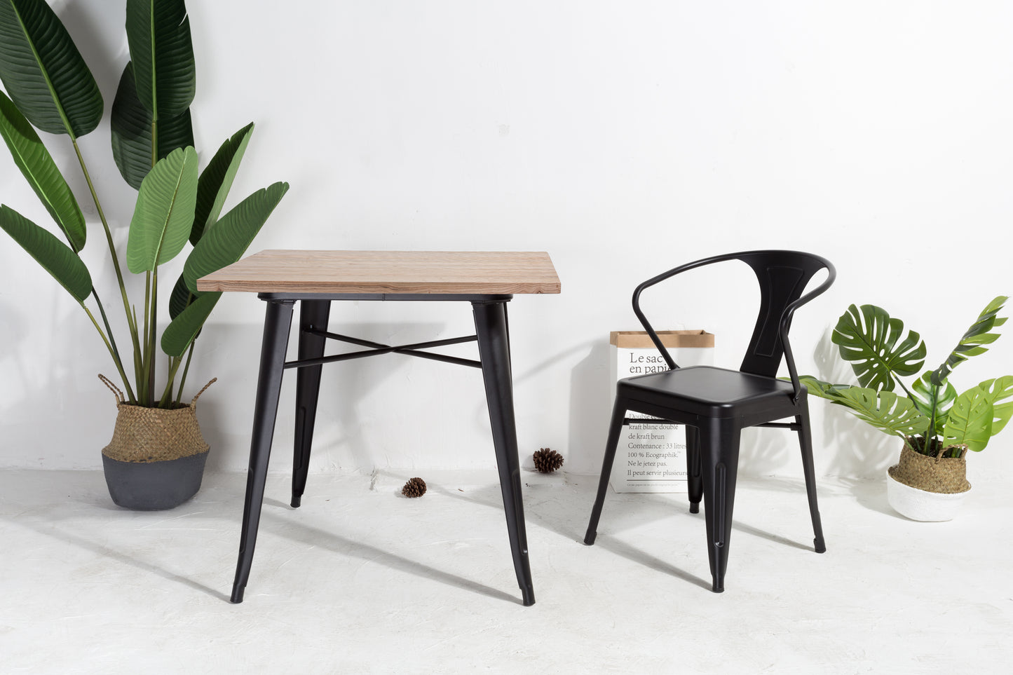 Table style industriel en métal noir mat et bois clair - 80x80 cm