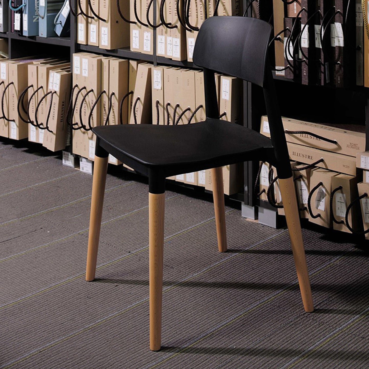 Chaise scandinave noire et pieds en bois naturel