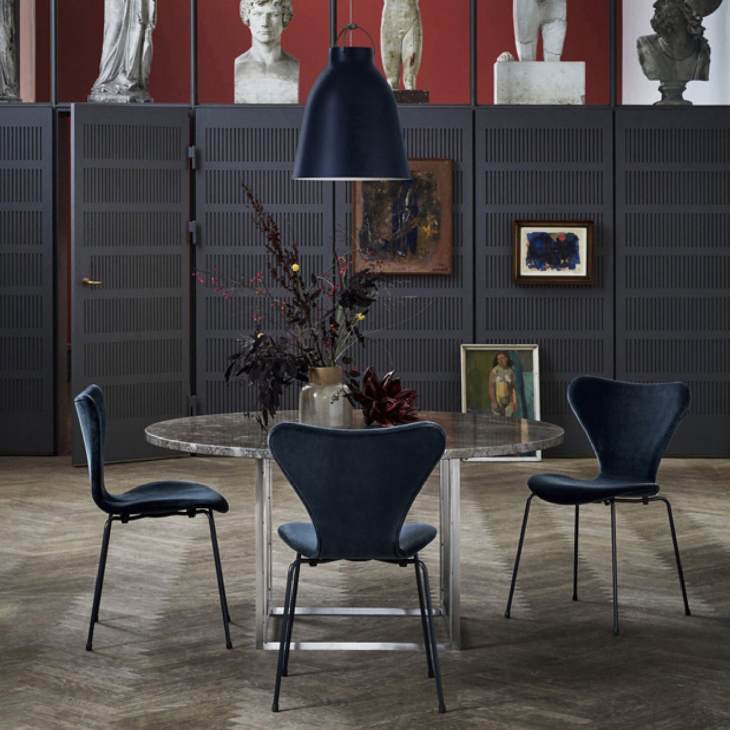 Chaise bleue rembourrée aspect velours au design contemporain et pieds en métal