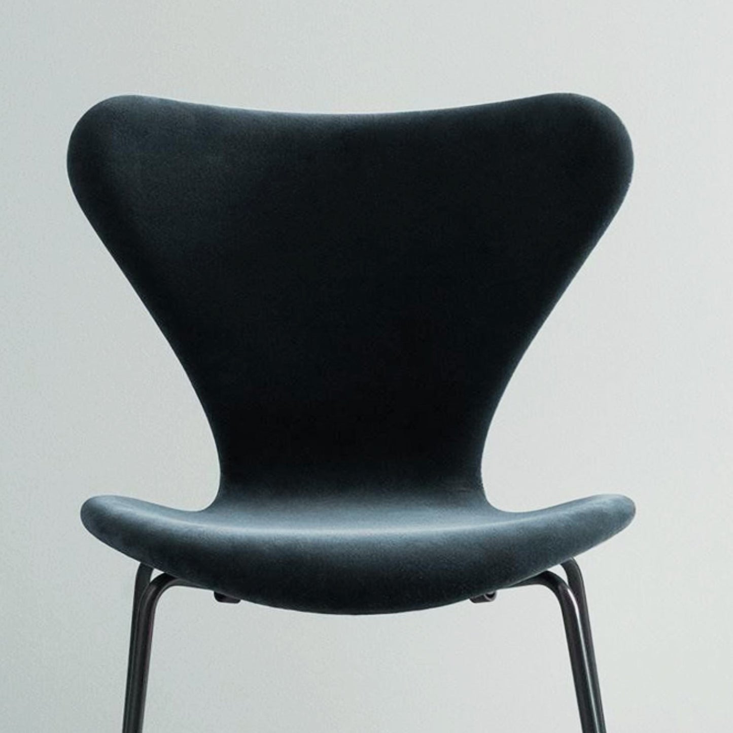 Chaise bleue rembourrée aspect velours au design contemporain et pieds en métal