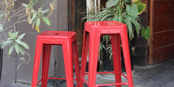 Tabouret de bar rouge : comment ajouter une touche industrielle dans une cuisine ?